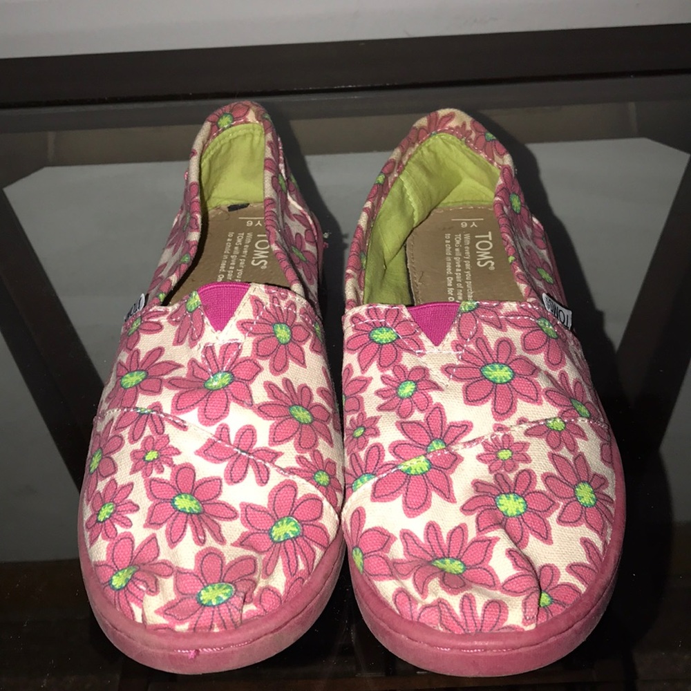 A pair of Toms daughter out grew them wore once
